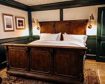 Bootleggers Lodge - Sofia - Tomahawk