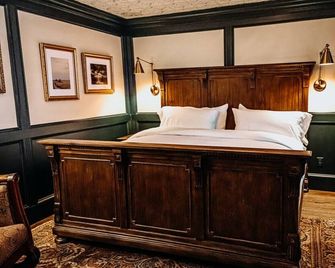 The Sofia King Suite - Bootleggers Lodge on Lake Nokomis - Tomahawk
