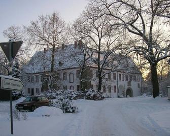 Lovingly renovated mansion with 6 one-room apartments in a quiet location - Arzberg - Edificio