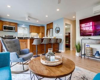 Island Sands 1 | 4BR Beach Escape in Heart of MB - San Diego - Living room