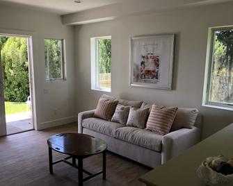 Bayfront 5 bedrooms family home. Panoramic sea view from all rooms - Hampton Bays - Sala de estar