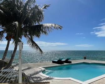 Oceanfront Studio Escape, Modern Comfort Meets Island Serenity - Nassau - Pool