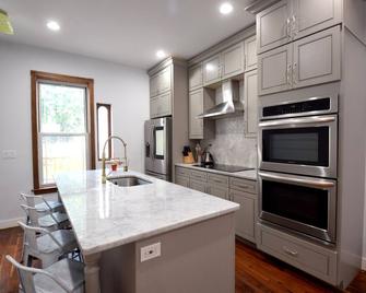 Modern 2 Bedroom Home with Spacious Yard - Brooklyn - Cozinha
