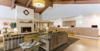 La Quinta Inn & Suites by Wyndham Redding - Redding - Lobby