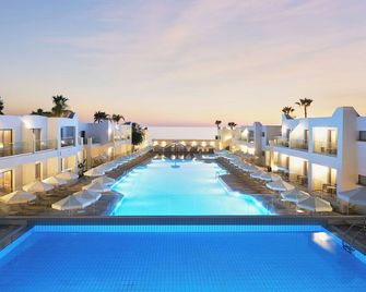 إليني هوليداي ريزورت - بافوس - حوض السباحة