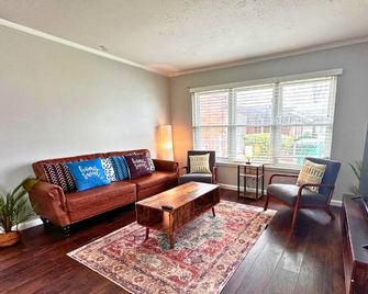 Cozy 3br By Houston Ship Channel - Houston - Living room