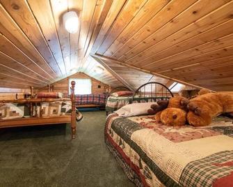 Lakeside Log Cabin! Blessings & Memories Abound! - Eatonville - Bedroom