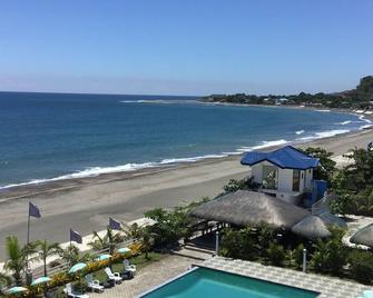 Em Royalle Hotel & Beach Resort - San Juan - Plage