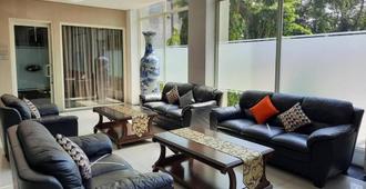 Megaland Hotel - Surakarta City - Sala de estar