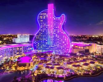 Aqua Breeze Suite - Hollywood - Building