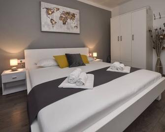 Private House in City center with 2 Terraces and Grill - Novalja - Schlafzimmer