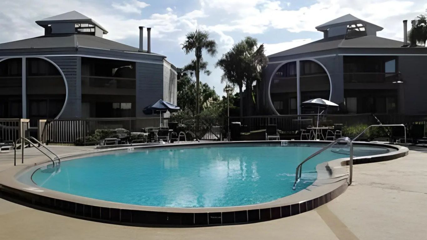 Hibiscus Oceanfront Resort