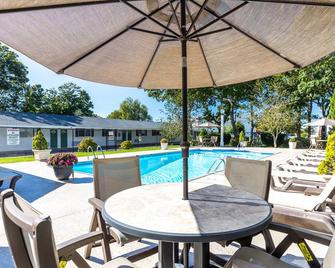Falmouth Heights Motor Lodge - Falmouth - Piscina