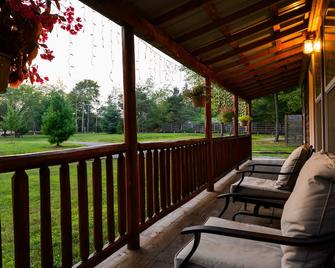 Maple Villa: Pet-Friendly Cabin Near Cook Forest & Allegheny Nf - Marienville - Patio