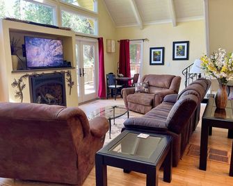 Riversong - Private Riverfront Retreat on 5 acres. Pet-Friendly Upgraded Cabin - Wilseyville - Living room