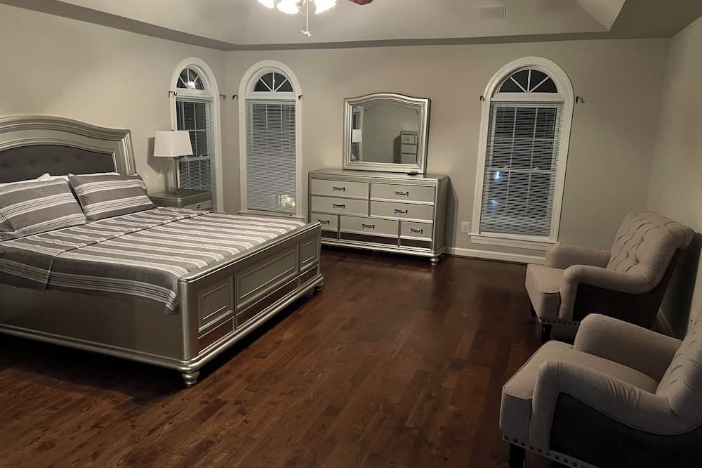 Spacious 5-bedroom farmhouse in peaceful Nokesville with Pool