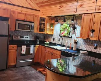 Private Home in Garrett County, surrounded by trees,\n fields \n and farmland. - Grantsville - Cocina