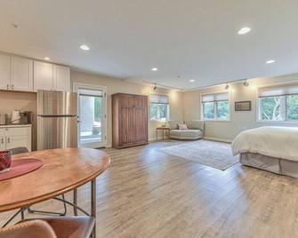 Cozy studio 'Del Monte Oaks ' Rental-Great for extended stays with WiFi access - Monterrey