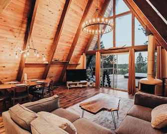 Majestic A-Frame on 5 acres! - Sisters - Living room