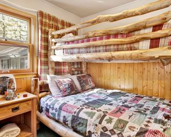 Bear Paw Cottage at Big Bear w/ Hot Tub - Big Bear Lake - Bedroom