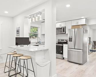 Private Seminole Retreat Minutes to Madeira Beach! - Seminole - Kitchen
