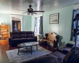 Pine Hill Getaway - Paradise - Living room
