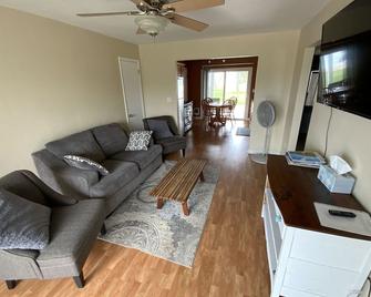 Beachside Getaway In Sheboygan - Sheboygan - Living room