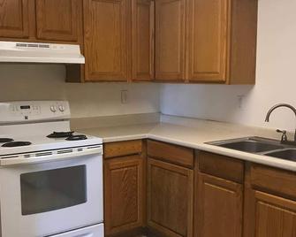 Spacious Furnished 2 Bedrooms, 1 Bathroom Apartment! Your Home Away from Home - New Iberia - Küche