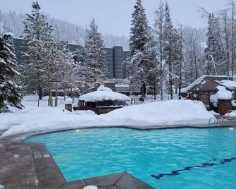 Carey's 2 Bd 2 Bath, Kitchen, Ski-In/Ski-Out Luxury Tahoe Condotel - Olympic Valley - Piscina