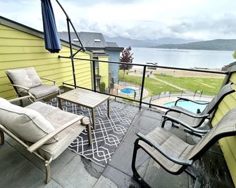 Shuswap Lakeside Retreat - Waterfront - Shuswap Vacations and Sledding Accommodation - Scotch Creek - Balcony