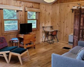 The Green Cabin - 10 min from Sugarloaf, 30 min to Rangeley! - Stratton - Living room