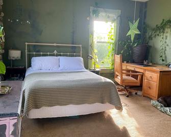 Upstairs at TheVictorian - Lush, Walkable, and Dog-Friendly Retreat - Steps from - Bellingham - Bedroom