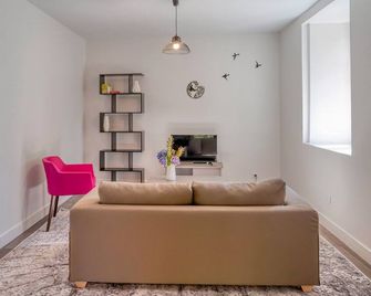 Petite Maison Privée et son Jardin Médiéval au Coeur du Périgord Vert - Saint-Pierre-de-Frugie - Sala de estar