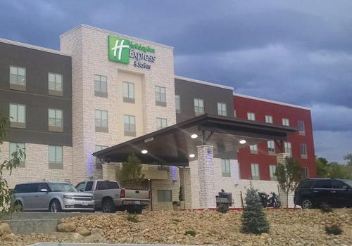 Holiday Inn Express Suites Price 117 1 3 3 Price Hotel Deals Reviews Kayak