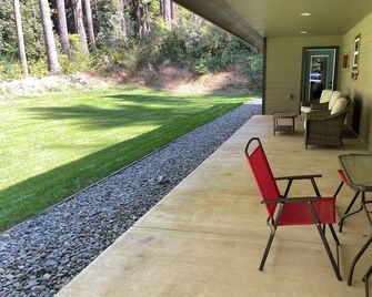 Serene restful redwoods getaway - Crescent City - Patio
