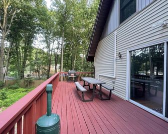New Spacious Tri-Level Chalet By Kalahari! Weekend Promo - Pocono Summit - Balcón