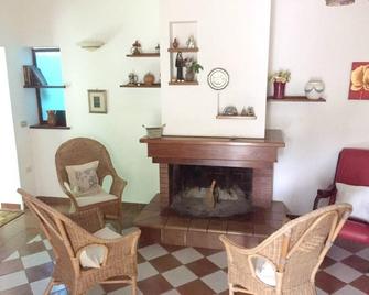 House With 3 Bedrooms in San Vito dei Normanni, With Enclosed Garden and Wifi Near the Beach - San Vito dei Normanni - Living room