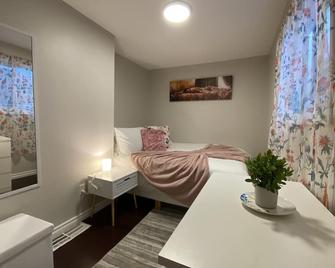 2 Bedroom south end house with free parking and wifi - Winnipeg - Chambre