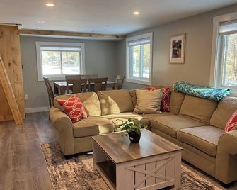 Dukes Den - A Cozy Cottage by the Lake! - Hillsboro - Living room