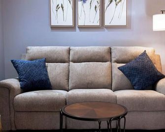 Woodland Hideaway: Cozy 1 bedroom apartment tucked away in a quiet neighborhood. - Dover - Huiskamer