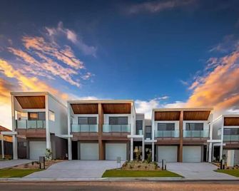 Three Bedroom Townhouse - New Lambton - Edificio
