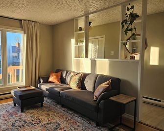 Cozy three bedroom bungalow in the center of town - Lewisporte - Living room