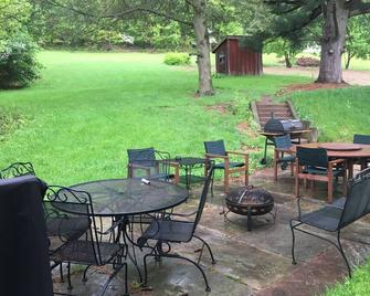 Enjoy our large Victorian farmhouse ride the AOAA or visit knoebels minutes away - Shamokin - Patio
