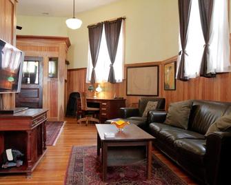 Fun, Family Friendly Restored Fire House 2 Bedroom Apt - Malden - Living room