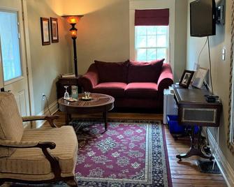 The Red Coat - Queenston - Living room