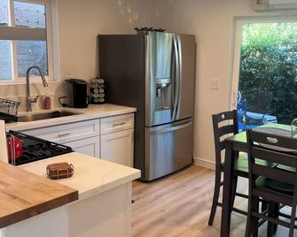 Charming 2- bedroom house close to sequoia national park with EV charging - Tulare - Køkken