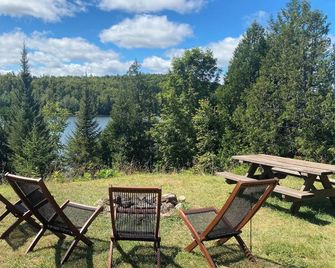 Rustic chalet - directly on the lake with sandy beach - Nominingue - Binnenhof