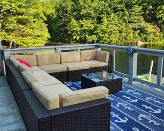 Secluded Waterfront Home With Room For All - Hopkinton - Balcony