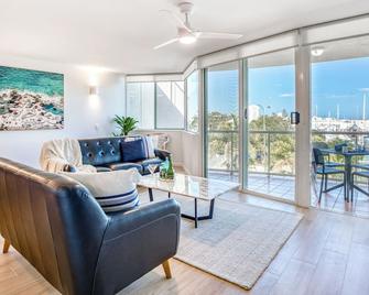 Sailport Mooloolaba Apartments - Mooloolaba - Living room