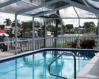 2019 Lowe Pontoon, Mercury 115. Heated, caged, salt water pool on canal. Pets ok - New Port Richey - Piscina